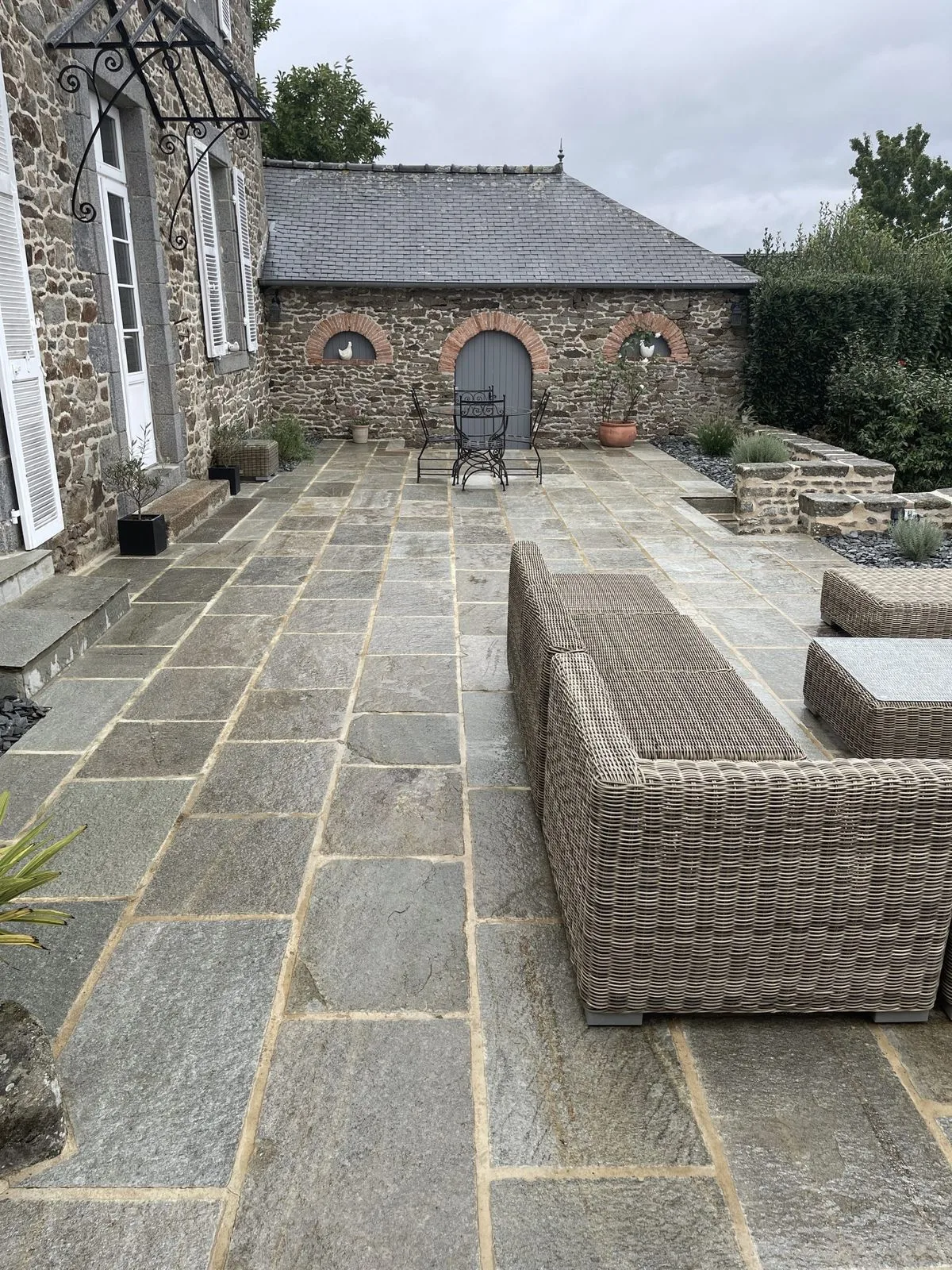 Terrasse en pierres naturelles devant maison bretonne